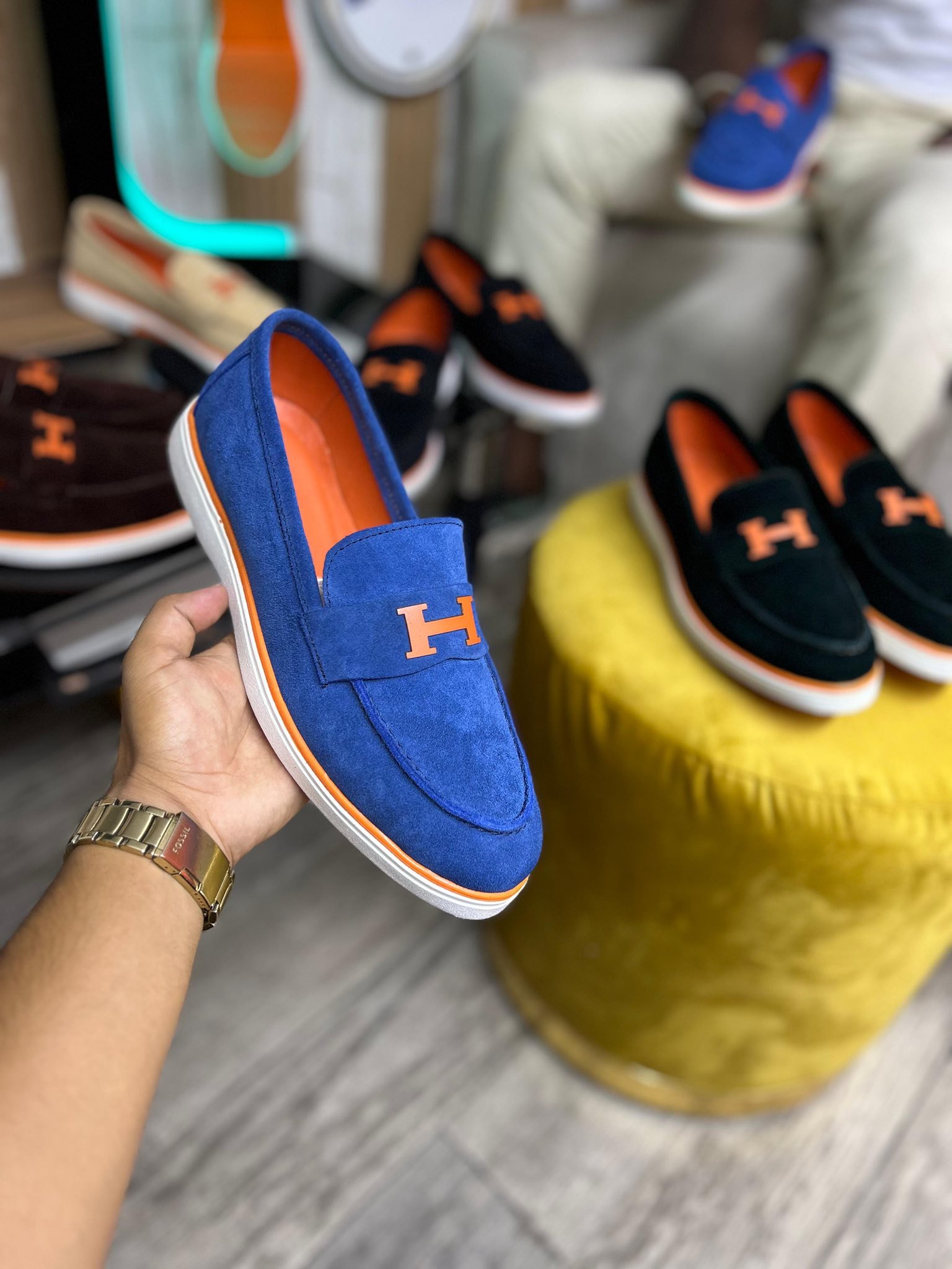 547157752_1297475852073059_9152728381188888388_n Mocassins en daim bleu H – Élégance et confort premium – Image 1