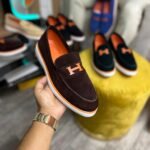 Mocassins en daim marron H – Élégance, confort et prestige