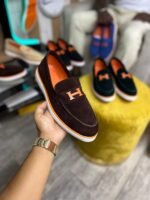 Mocassins en daim marron H – Élégance, confort et prestige