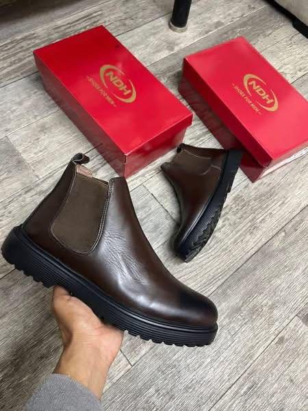 558684819_1314716317015679_5096291290825406028_n Bottines NDH en cuir marron – Élégance et confort assuré – Image 1