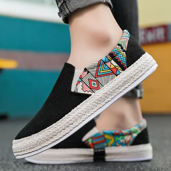 chaussures-toile-noire-motif-ethnique-homme-600x600 Slip-on homme toile noire et motifs ethniques – Image 1