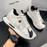 Sneakers crème et noires au style moderne et épuré
