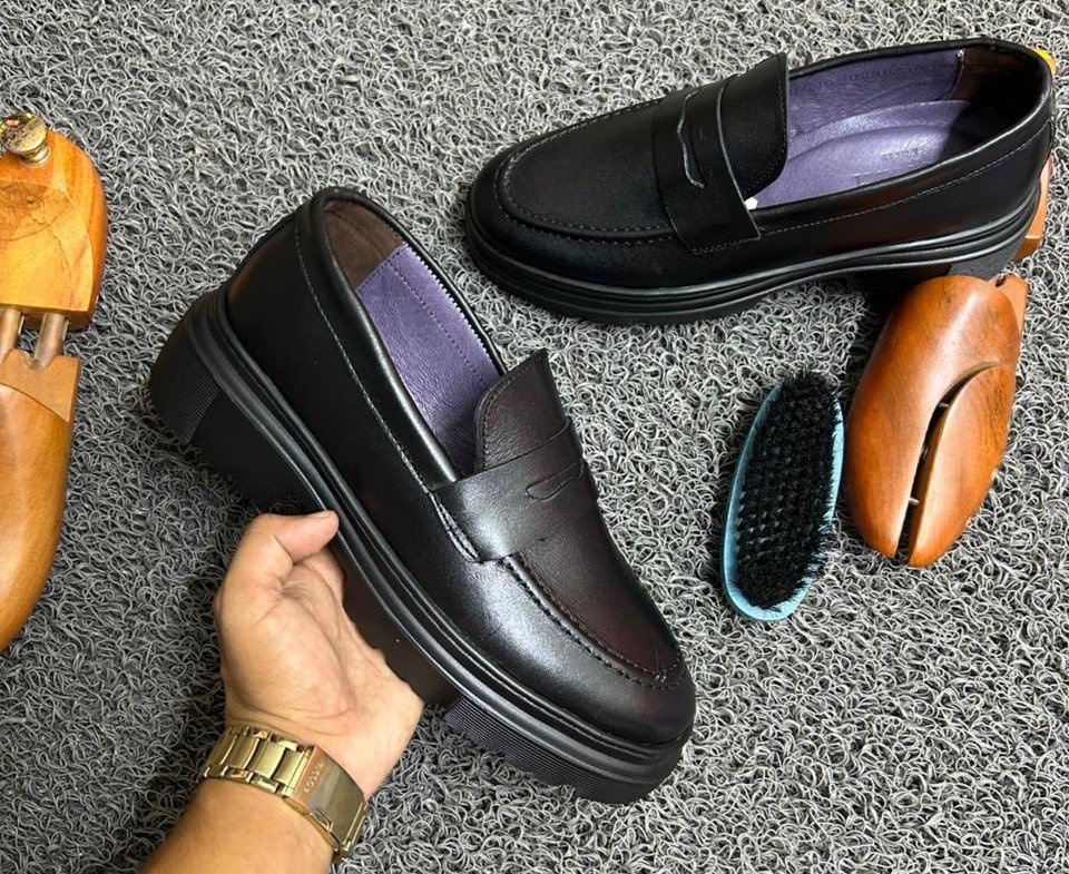 582245949_1351450856675558_6456298561612726583_n Mocassins en cuir noir pour homme – Image 1