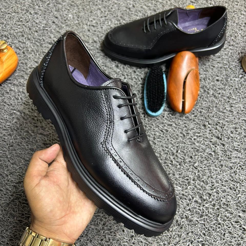 583831588_1351450880008889_9189277239403021487_n Chaussures derbies à bout fleuri – Image 1