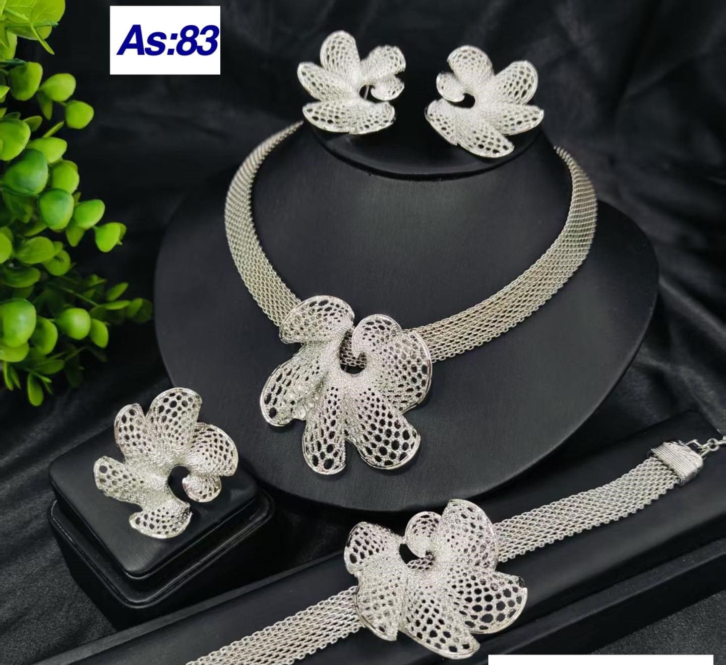 585009787_122269411784082297_6256528745304002376_n Ensemble parure de bijoux de style Dubaï – Image 1