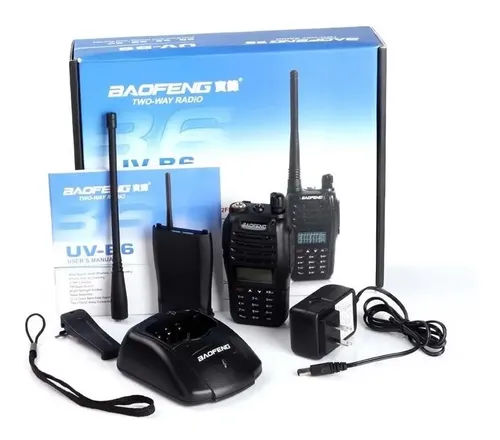 Talkie-Walkie UV-B6 double bande longue portée 5W Baofeng two-way radio kit with handheld radio, two antennas, charger, belt clip, power adapter, manuals, and blue box.