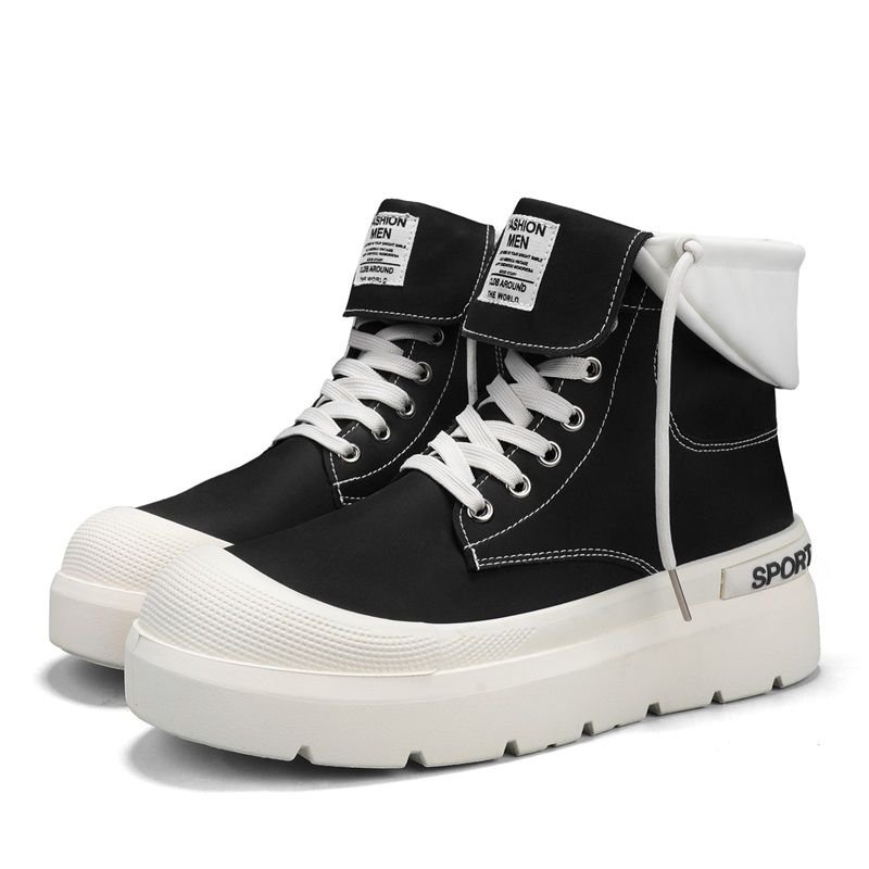 Baskets montantes homme noir blanc streetwear tendance Black high-top sneakers with white laces and thick white sole, folded white cuff at the ankle.