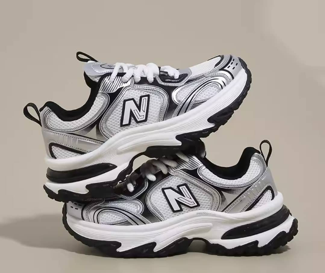 Baskets Rétro Running Argent et Noir - Sneakers Tendance New Balance Argentée et Noir – Image 1